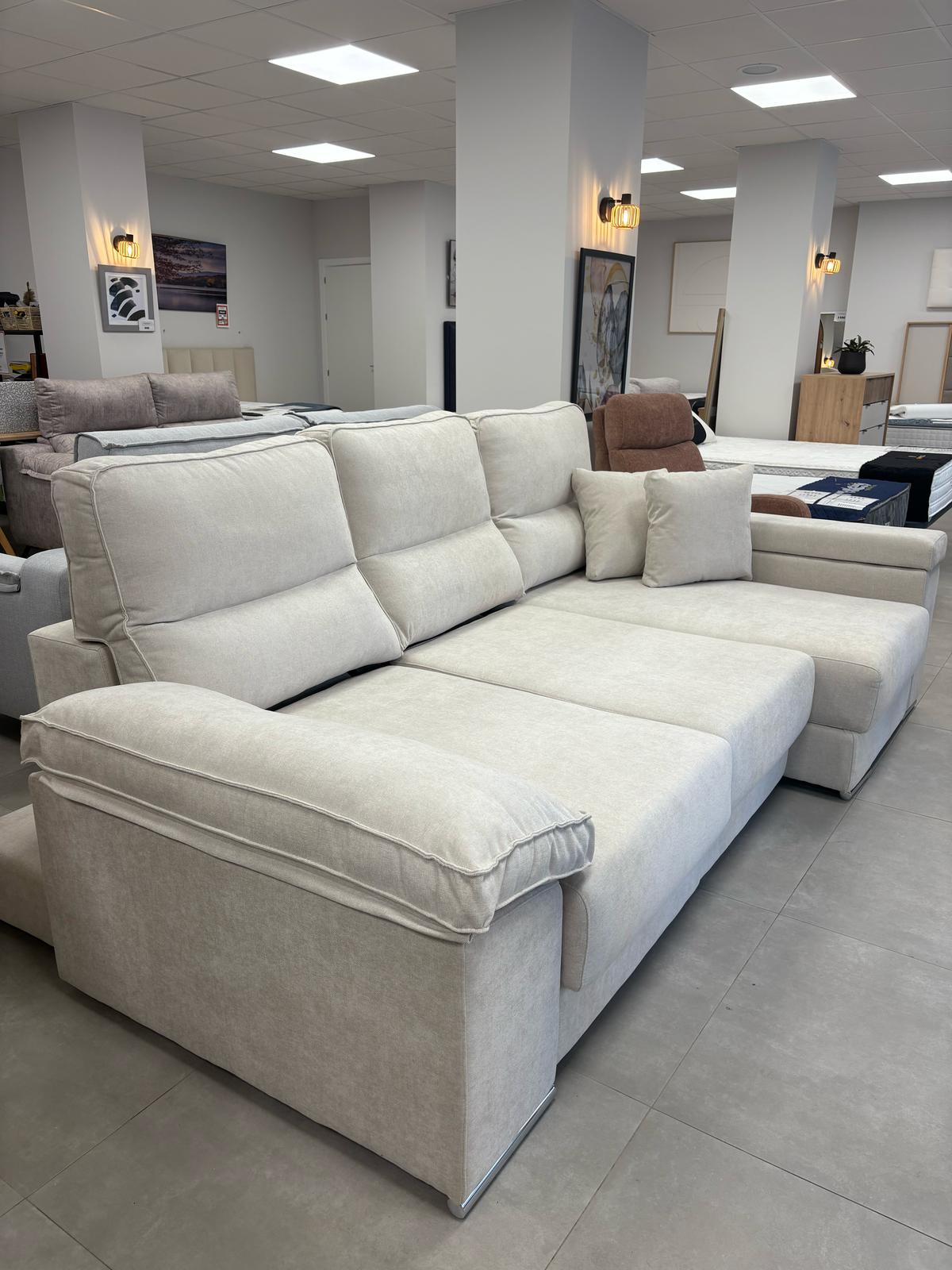 Sofá moderno expuesto en tienda de muebles en Fuengirola