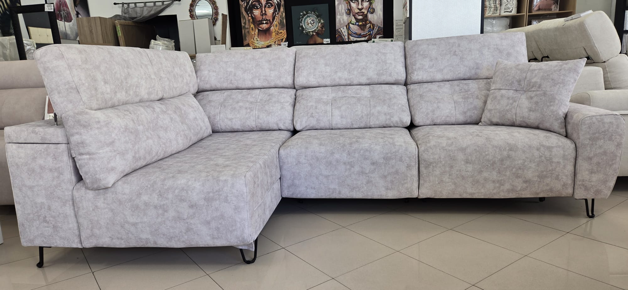 Modelo claro de sofá modular con chaise longue a la izquierda