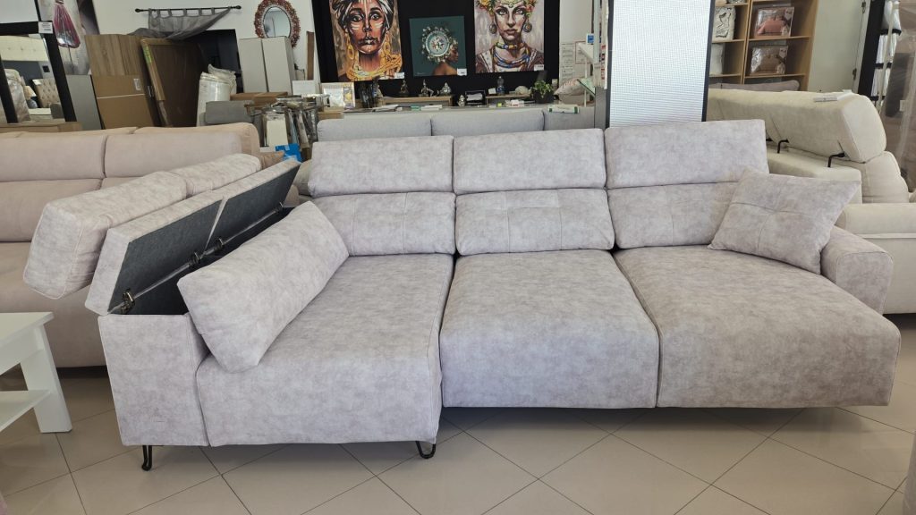 Modelo claro de sofá modular con chaise longue a la izquierda