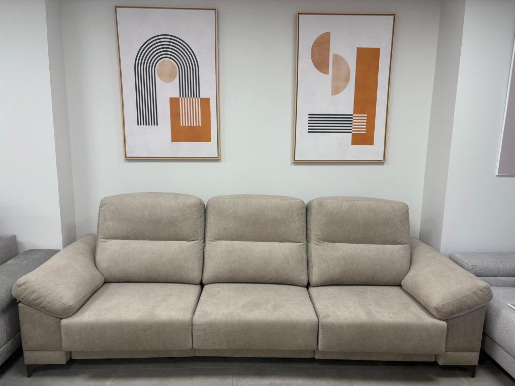 Sofá claro de dos plazas con estructura firme, ubicado en sala de exposición