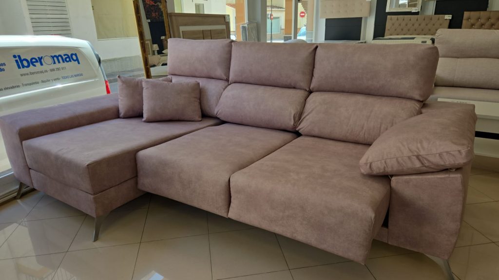 Sofá con textura marrón chocolate en ambiente de sala, ideal para espacios sobrios