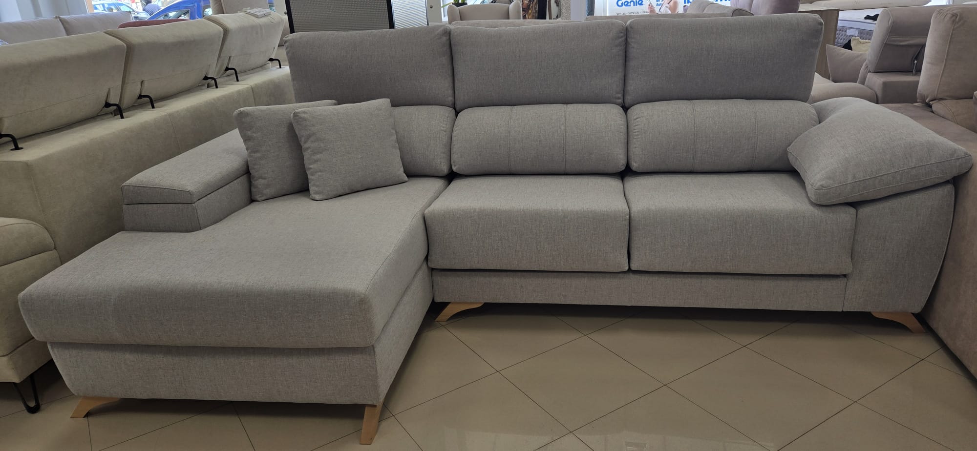 Sofá con patas visibles y respaldo dividido, ambiente contemporáneo