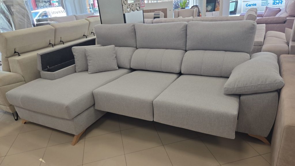 Sofá con patas visibles y respaldo dividido, ambiente contemporáneo