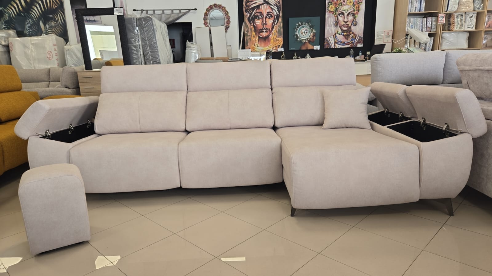 Sofá modular esquinero en exposición, perfecto para reuniones familiares
